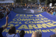 Una pancarta contra el Rey y Rajoy en la manifestación del sábado en Barcelona. /-ALBERT BERTRAN