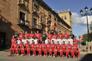 El Numancia se hizo ayer la foto oficial de la temporada con el Palacio de los Condes de Gómara de fondo.-ÁLVARO MARTÍNEZ