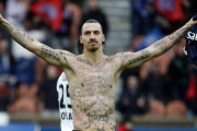 El jugador del PSG, Zlatan Ibrahimovic, muestra sus tatuajes en la celebración de un gol.-Foto: AFP / KENZO TRIBOUILLARD
