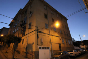 Inmueble de la calle Isabel de Rebollo 8 donde se pretende instalar una antena de telefonía. / ÚRSULA SIERRA-