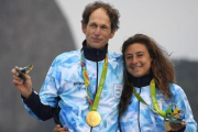 Santiago Lange y Cecilia Carranza, felices con sus medallas de oro.-AFP / DAMIEN MEYER