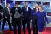 Carly Fiorina saluda a su llegada al plató, seguida por Scott Walker, Jeb Bush y Donald Trump.-AP / CHRIS CARLSON