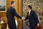 El Rey Felipe VI con el presidente del Congreso, Patxi López, en una reciente reunión para decidir el formato de la nueva ronda de conversaciones.-CHEMA MOYA / EFE