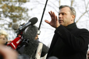 El candidato ultra Norbert Hofer tras despositar su voto.-ERWIN SCHERIAU