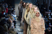 Halima Aden, al término del desfile de Max Mara.-AFP / MIGUEL MEDINA