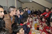 La primera plantilla del Numancia y la cantera compartieron ayer una merienda.-VALENTÍN GUISANDE