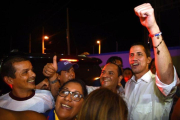Guaidó (derecha) posa con unos simpatizantes en Ecuador.-RODRIGO BUENDIA (AFP)