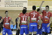 Los jugadores del CMA hacen piña tras sumar un punto en un encuentro. / ÚRSULA SIERRA-