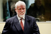El exgeneral Slobodan Praljak durante el juicio.-/ AFP / ROBIN VAN LONKHUIJSEN