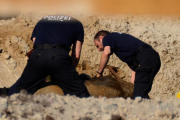 Agentes expertos de la policía alemana trabajan en la desactivación de una bomba de la Segunda Guerra Mundial en Berlín.-AFP