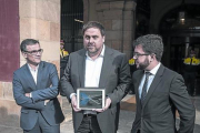 Junqueras, entre Jové (izquierda) y Aragonès, presenta los presupuestos en el Parlament, en noviembre pasado.-JOAN CORTADELLAS
