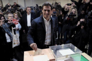 Albert Rivera vota en el Colegio Santa Marta de LHospitalet.-RICARD CUGAT