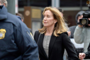 La actriz Felicity Huffman a su llegada a la corte en Boston.-AFP