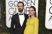 Natalie Portman y Benjamin Millepied, a su llagada a la 74ª edición de los Golden Globe Awards en Beverly Hills, California, el pasado 8 de enero.-AP / JORDAN STRAUSS / Jordan Strauss/Invision/AP