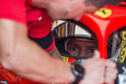 Sebastian Vettel, en el interior de su Ferrari, en el circuito de Hungaroring. /-EFE / ZOLTAN BALOGH