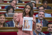 Arrimadas, responde a Puigdemont, en la sesión de ayer.-EL PERIÓDICO