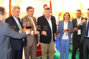 Miguel, Posada, Pardo y Lucas brindan junto a la representación de la Denominación de Origen.-T. C.