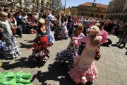 Bailes de sevillanas en la celebración de la Feria de Abril.-DIEGO MAYOR