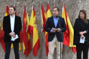 Los periodistas Carlos Cuesta, Maria Claver y Albert Castillon (izquierda) durante la lectura del manifiesto.-EFE / FERNANDO VILLAR