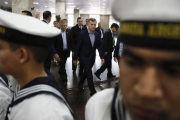 El presidente Macri (centro), a su llegada para una comparecencia institucional en la sede de la Armada, en Buenos Aires, el 24 de noviembre.-EFE / DAVID FERNÁNDEZ