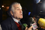 Luis Bárcenas llega a su casa tras salir de la cárcel.-Foto: EL PERIÓDICO
