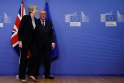 El presidente de la Comision Europea, Jean-Claude Juncker, junto a la primera ministra del Reino Unido, Theresa May, este miércoles en Bruselas.-EFE / OLIVIER HOSLET