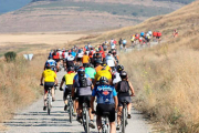 Varios participantes durante una de las marcha Ruta de las Icnitas. -