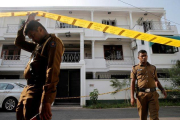 La policía de Sri Lanka en operativos para dar con los responsables del atentado terrorista.-REUTERS