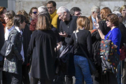 Los escritores José Ovejero, Rosa Montero y Mercedes Abad, despiden a Enrique de Hériz en el Tanatorio de Les Corts.-JORDI COTRINA