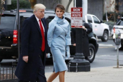 Donald Trump y su esposa, Melania, llegan al Capitolio, minutos antes de celebrarse la toma de posesión como Presidente de los EEUU.-AP / ALEX BRANDON