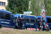 Un grupo de mossos, durante un registro en Ripoll el pasado viernes.-XAVIER PI (ACN)