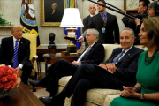 Trump (izq) y Pelosi (derecha), entre otros representantes del Congreso, en la Casa Blanca, el 6 de septiembre-REUTERS / KEVIN LAMARQUE