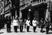 Las llamadas fuerzas vivas de la ciudad en la Plaza Mayor, con el gobernador civil, tercero por la izquierda. / JCyL.AHPSo. Archivo Carrascosa-