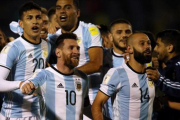 Messi y Mascherano celebran la clasificación de Argentina al Mundial.-REUTERS / EDGAR GARRIDO