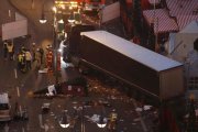 Expertos forenses examinan los destrozos tras la irrupción del camión contra el mercadillo navideño de Berlín, el 20 de diciembre del 2016-AFP / ODD ANDERSEN