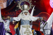 La 'drag' Sethlas, en pleno 'show' titulado 'Mi cielo, yo no hago milagros.  Que sea lo que Dios quiera', con el que ganó el polémico concurso del Carnaval de la Eterna Primavera en Las Palmas de Gran Canaria.-Elvira Urquijo