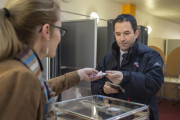 El antiguo ministro de Educación francés Benoit Hamon (derecha), en el momento de votar en las primarias, en París, el 22 de enero.-EFE / JEREMY LEMPIN