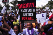 Mujeres kenianas gritan consignas contra la violencia sexual, este lunes en Nairobi.-Foto: AFP / SIMON MAINA