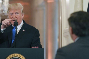 Donald Trump señala al periodista de la CNN Jim Acosta-JIM WATSON (AFP)