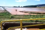 Una fuerte tormenta inundó el pasado miércoles campos de las zonas de Matalebras y Almenar (Soria) y llegó incluso a obligar al cierre de carreteras Nacionales, la N-122 y la N-234. <br />Desde Pozalmuro llega este vídeo en el que se muestra cómo la falta de limpieza en el río Rituerto agravó los efectos de las precipitaciones y, al hacer tapón, afectó tanto a campos de cultivo como al tráfico. Por ello se reclama que se vuelva a permitir la limpieza tradicional de cauces y acequias, como forma de facilitar la evacuación de agua y evitar riesgos y graves pérdidas económicas.