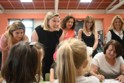 La consejera durante la visita a un colegio.