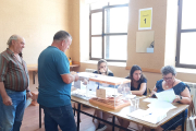 Votantes en una mesa electoral de San Esteban.