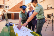 El subdelegado, el teniente coronel y el sargento de la Policía Judicial junto al botín, 50 joyas y 2.000 euros en metálico.