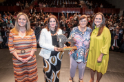 Sandra Carreras y Marisa Romero, de la junta directiva del Voleibol Río Duero, recogen el Premio Numancia Heraldo Diario de Soria de Virginia Barcones y Adriana Ulibarri.