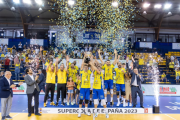 Los canarios levantando el trofeo.