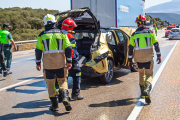 Bomberos trabajando en un accidente.