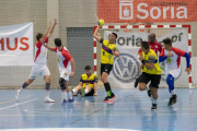 Julián Rasero lanzando un contragolpe del BM Soria en un partido de esta temporada.