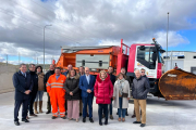 La consejera de Movilidad  y autoridades regionales y locales en la inauguración del parque de maquinaria en Soria.