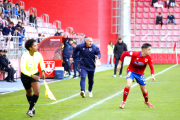 Javi Moreno en la línea de banda de Los Pajaritos como casi un jugador más.