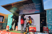 Javier Ruiz Orte en el podio recogiendo la medalla de bronce en el Mundial de mushing.